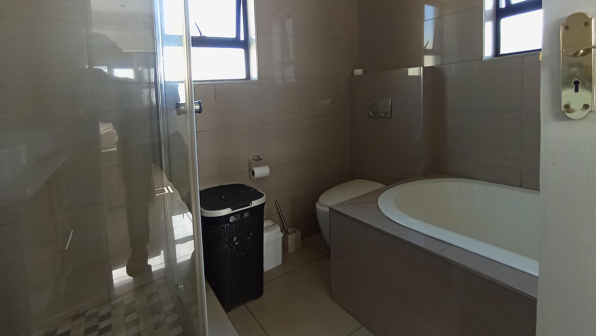 Main Bathroom - 6 square meters of property in Derdepoortpark