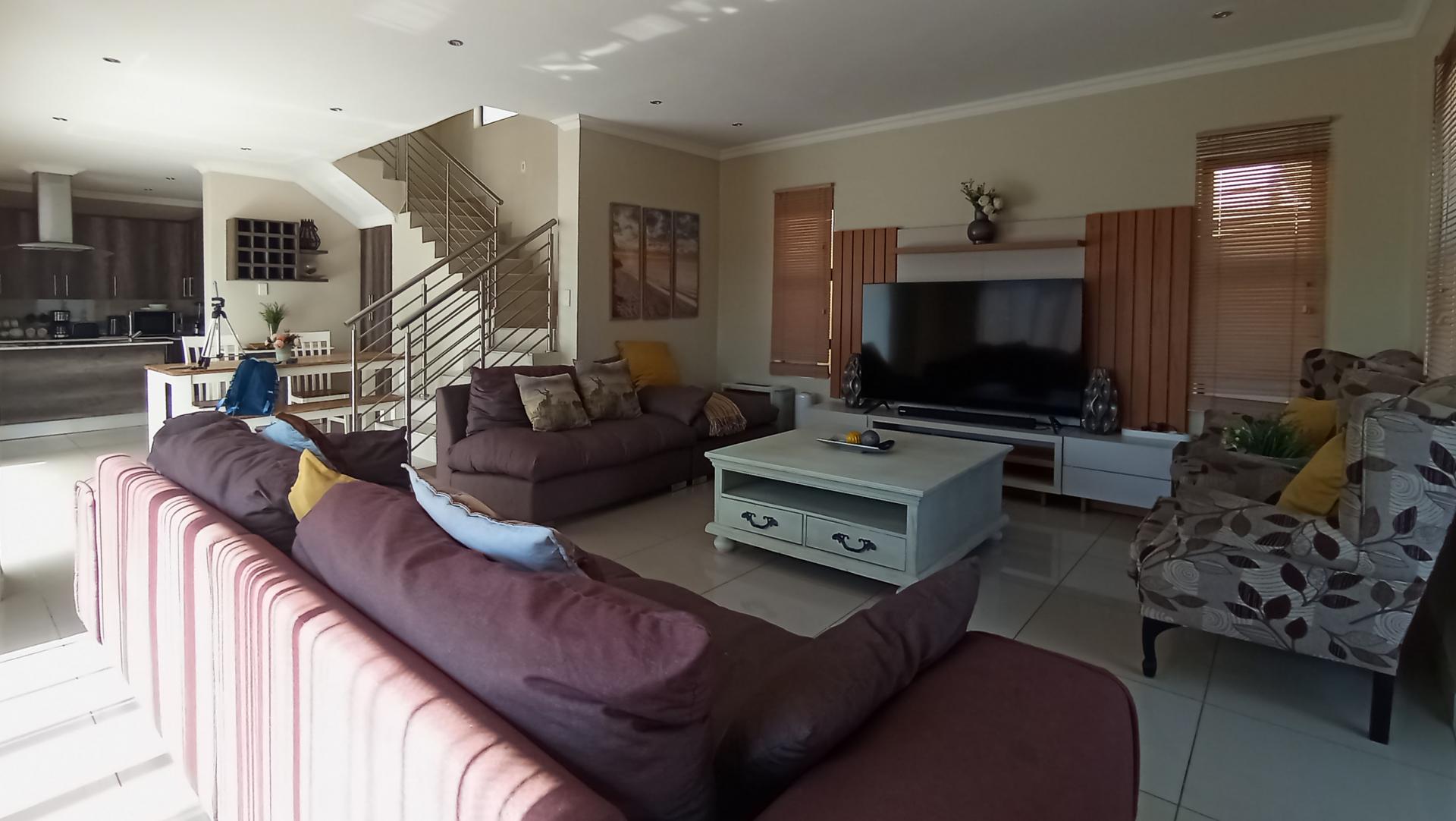 Lounges - 35 square meters of property in Derdepoortpark