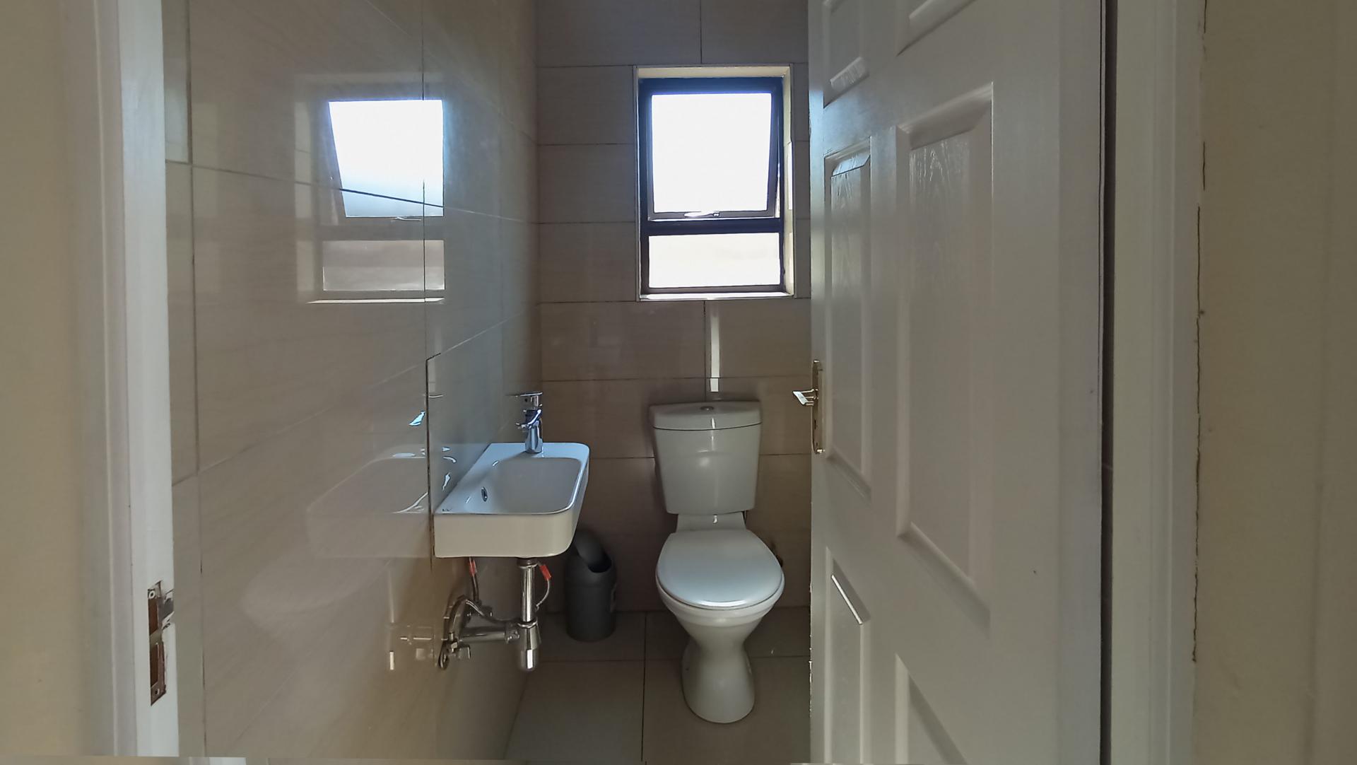 Guest Toilet - 3 square meters of property in Derdepoortpark