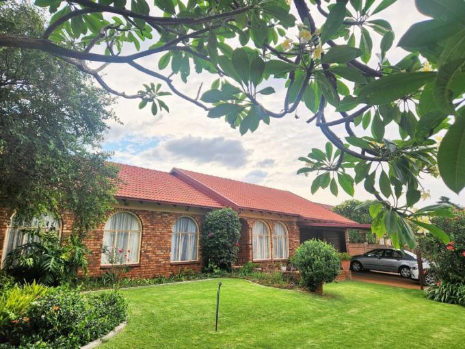 4 Bedroom House for Sale For Sale in Rooihuiskraal - MR704436