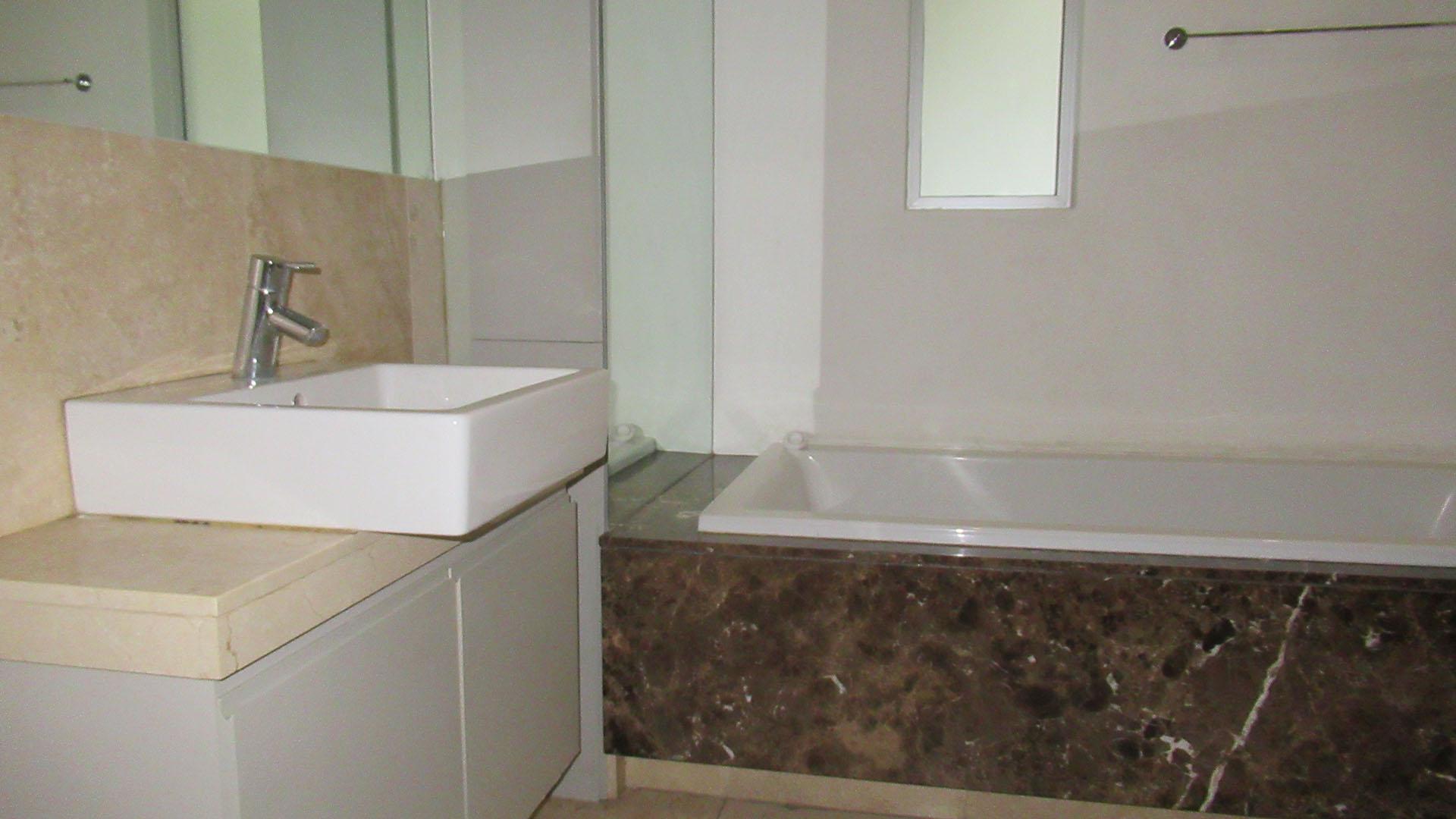 Bathroom 1 - 9 square meters of property in Johannesburg Central