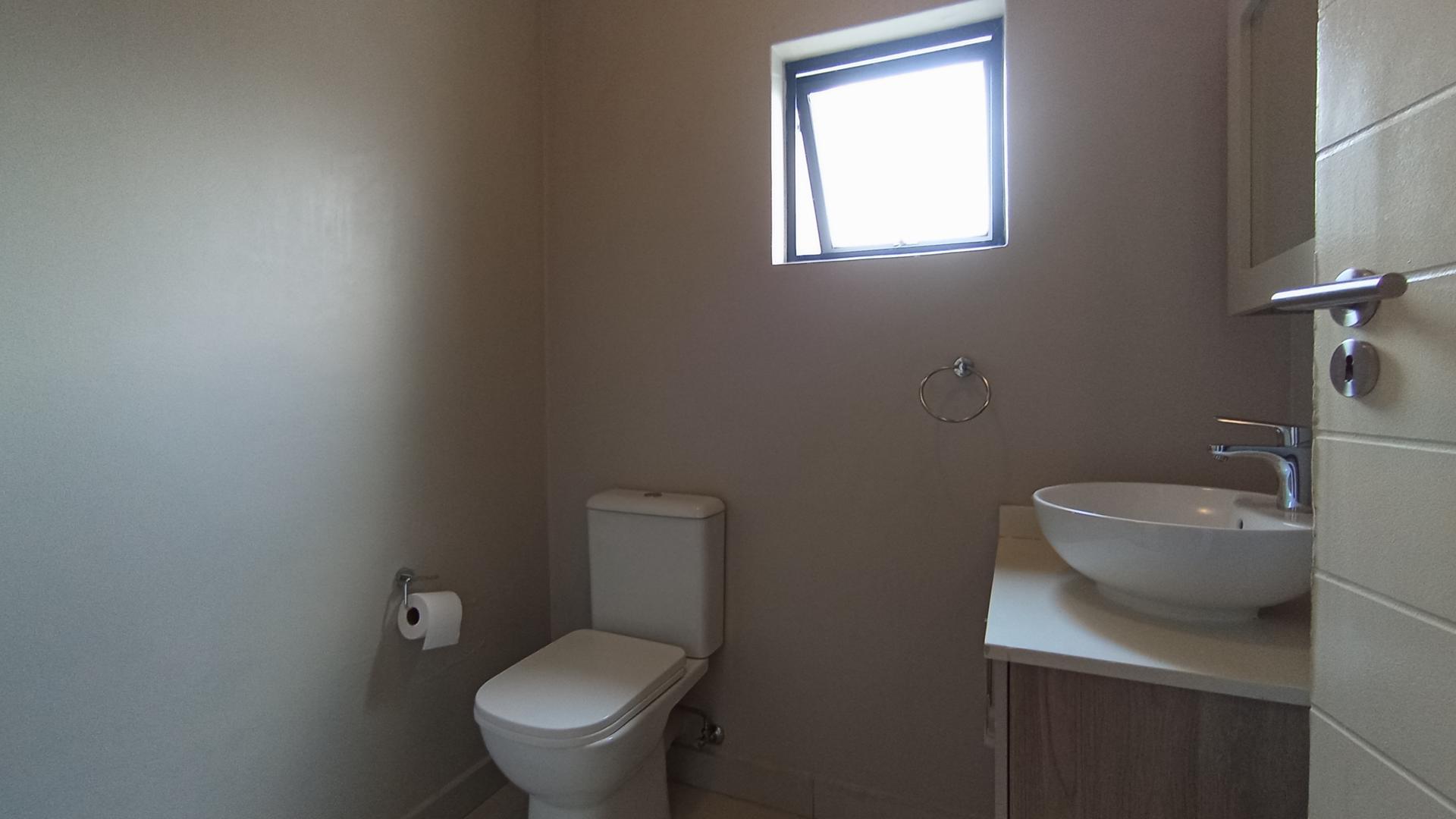 Bathroom 1 - 4 square meters of property in Midridge Park