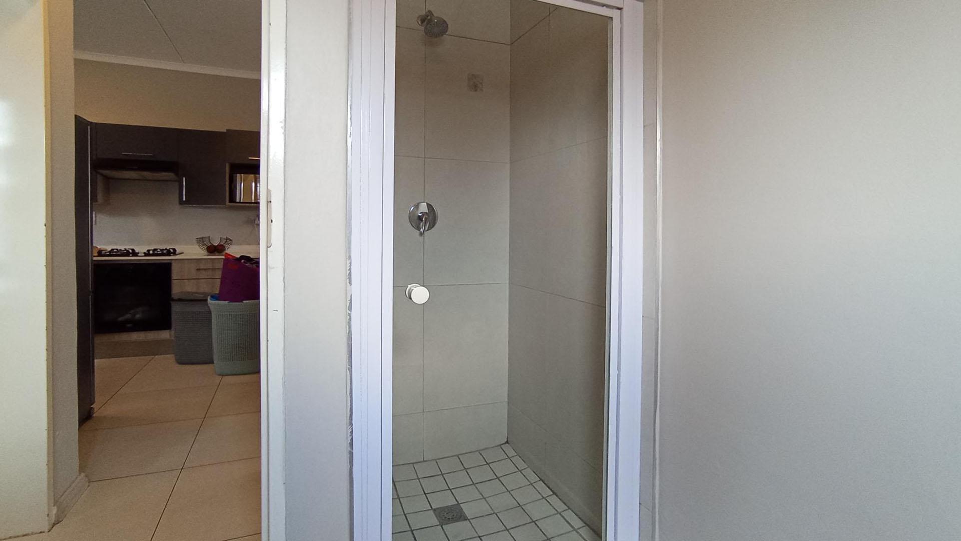 Bathroom 1 - 4 square meters of property in Midridge Park
