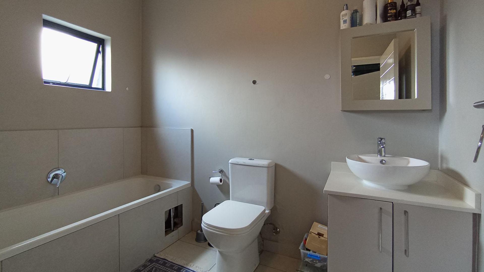 Main Bathroom - 5 square meters of property in Midridge Park