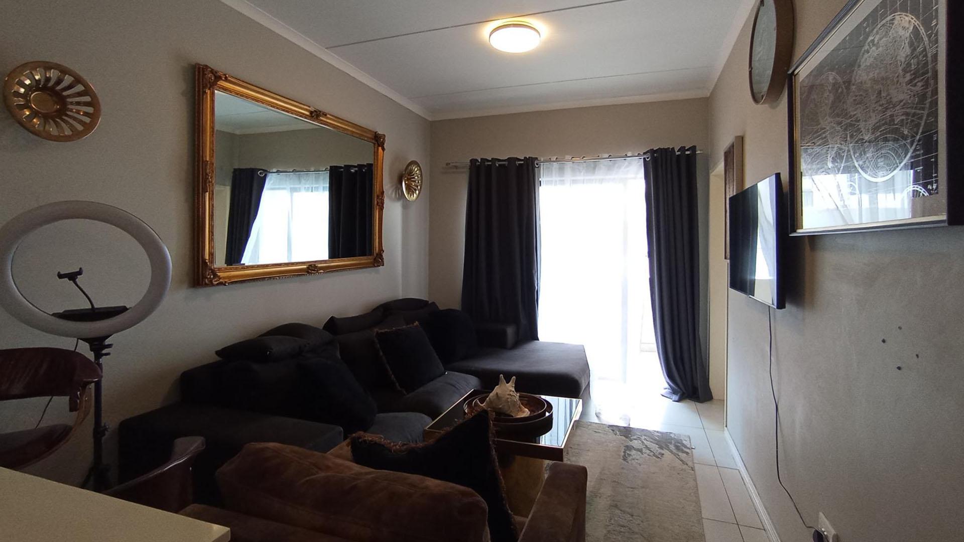 Lounges - 13 square meters of property in Midridge Park