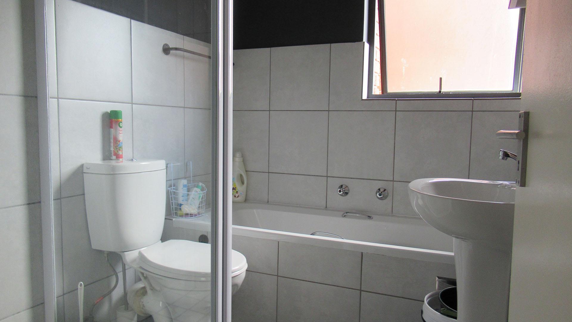 Bathroom 1 - 5 square meters of property in Grand Central
