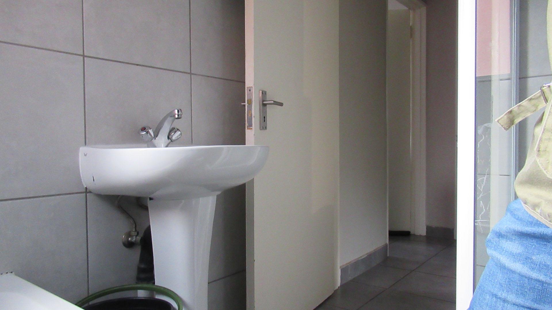 Bathroom 1 - 5 square meters of property in Grand Central