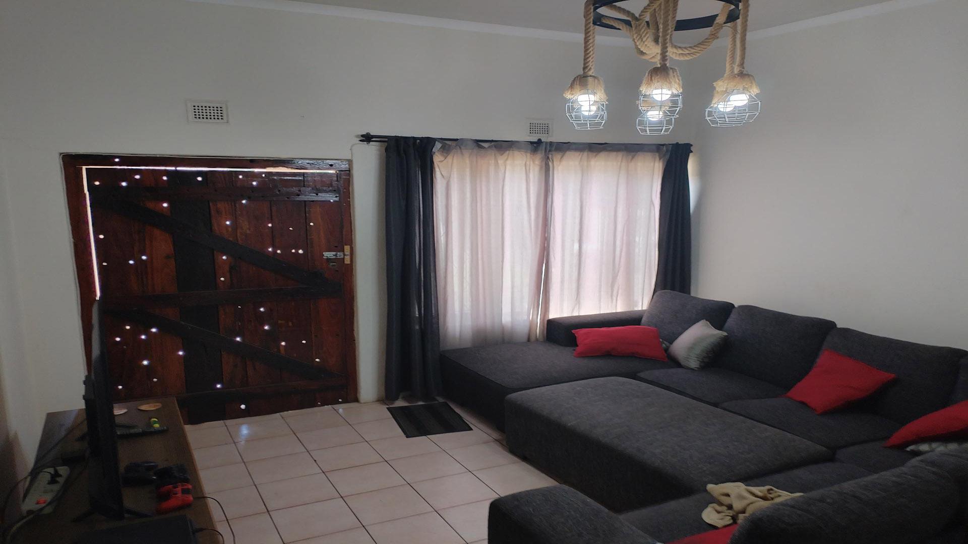 Lounges of property in Amanzimtoti 