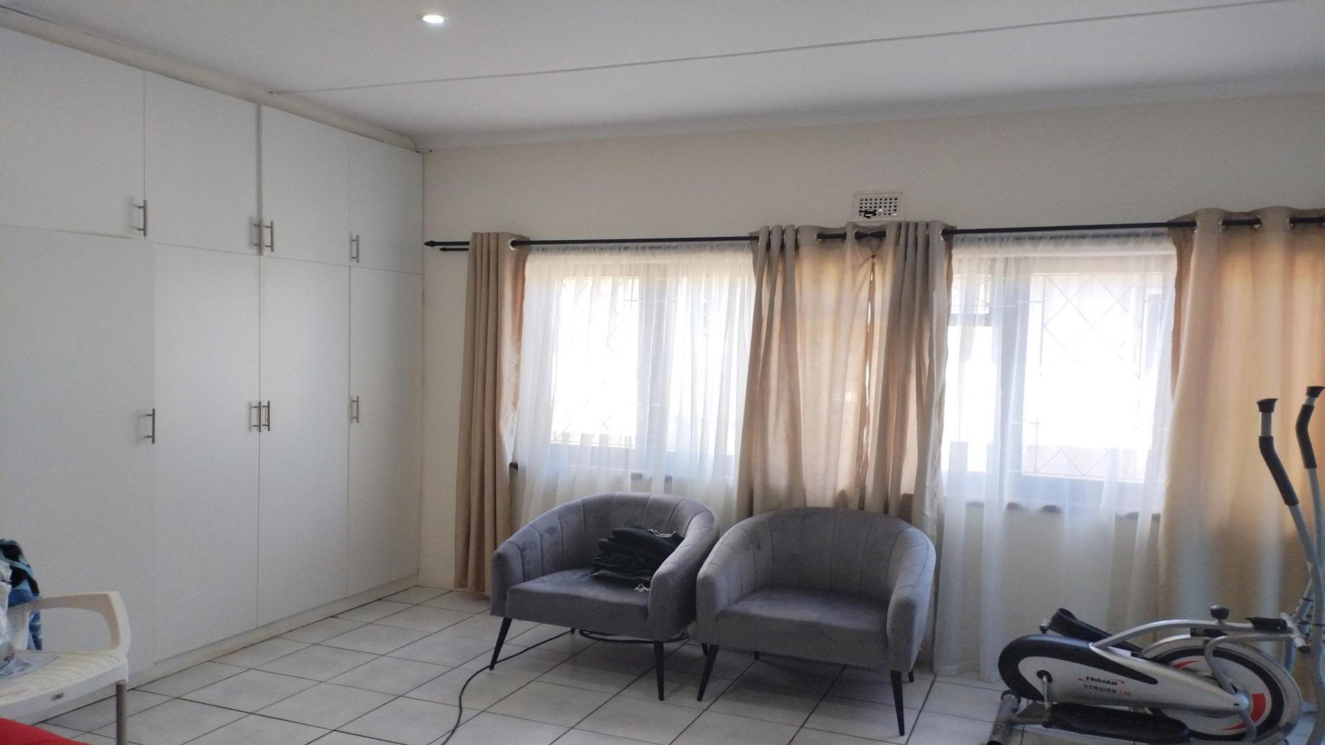 Bed Room 5+ of property in Amanzimtoti 
