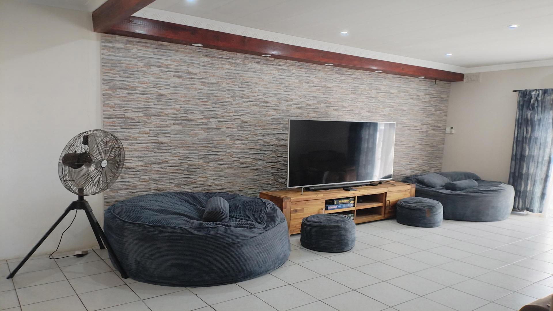 Lounges of property in Amanzimtoti 