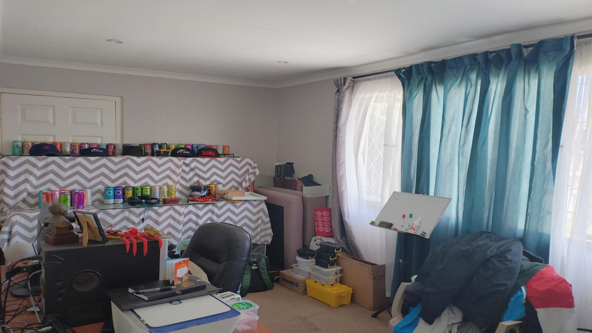 Bed Room 4 of property in Amanzimtoti 