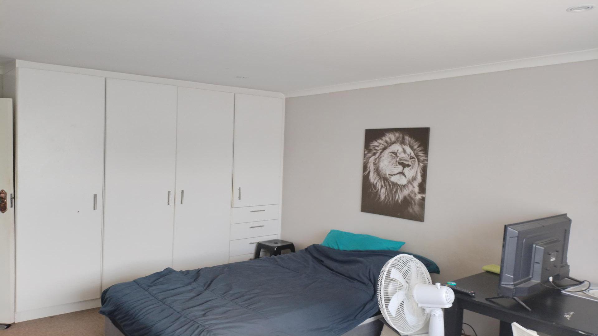 Bed Room 2 of property in Amanzimtoti 