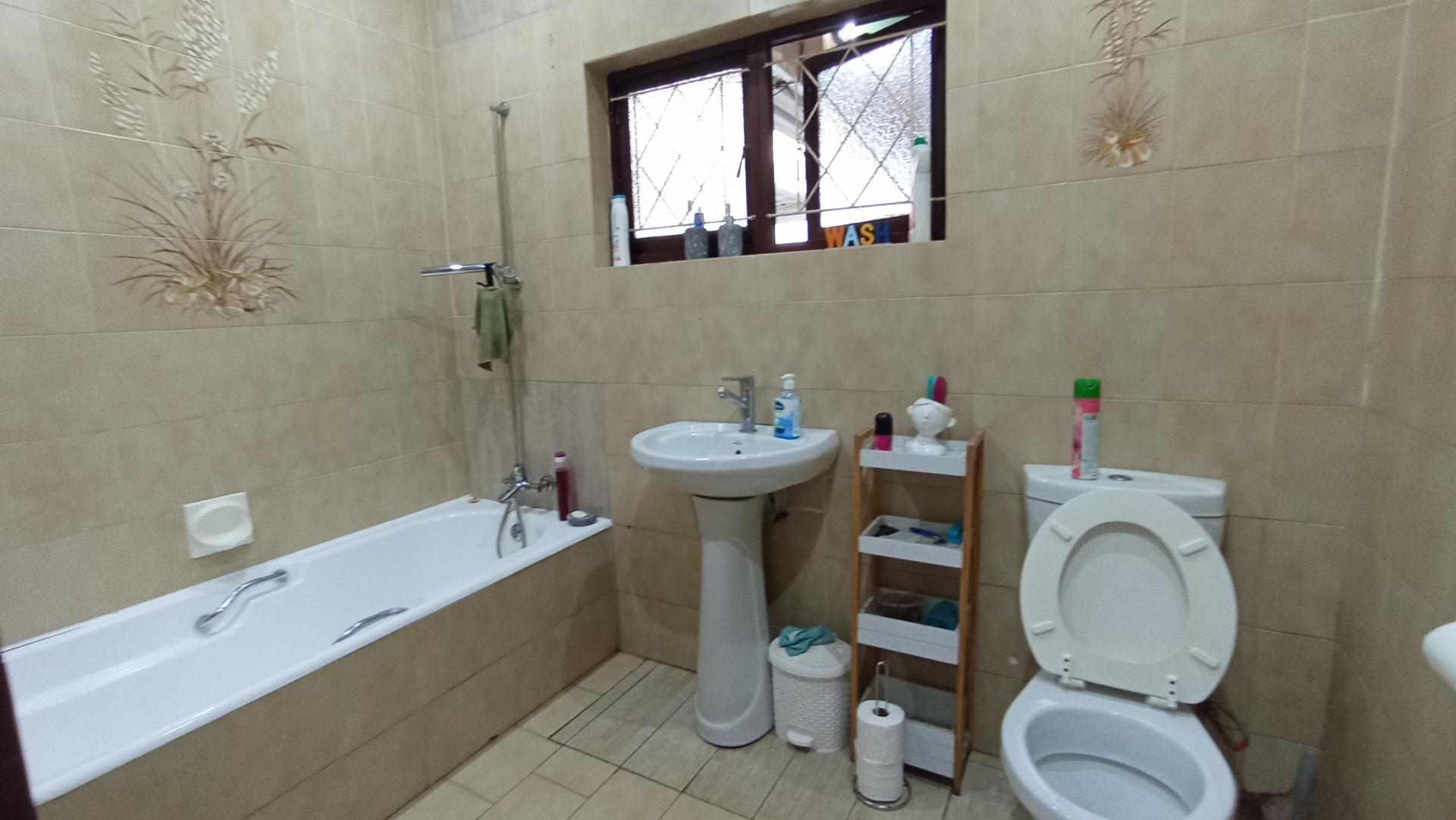 Bathroom 2 of property in Amanzimtoti 