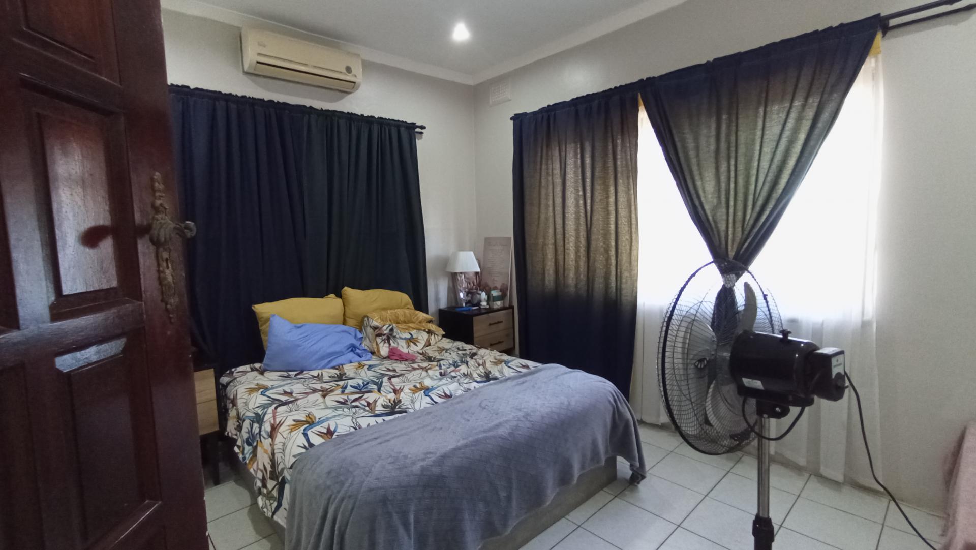 Bed Room 5+ of property in Amanzimtoti 