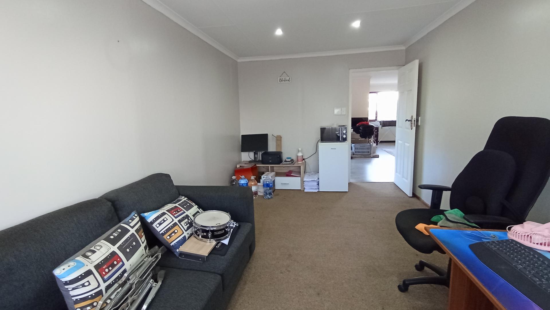 Bed Room 5+ of property in Amanzimtoti 