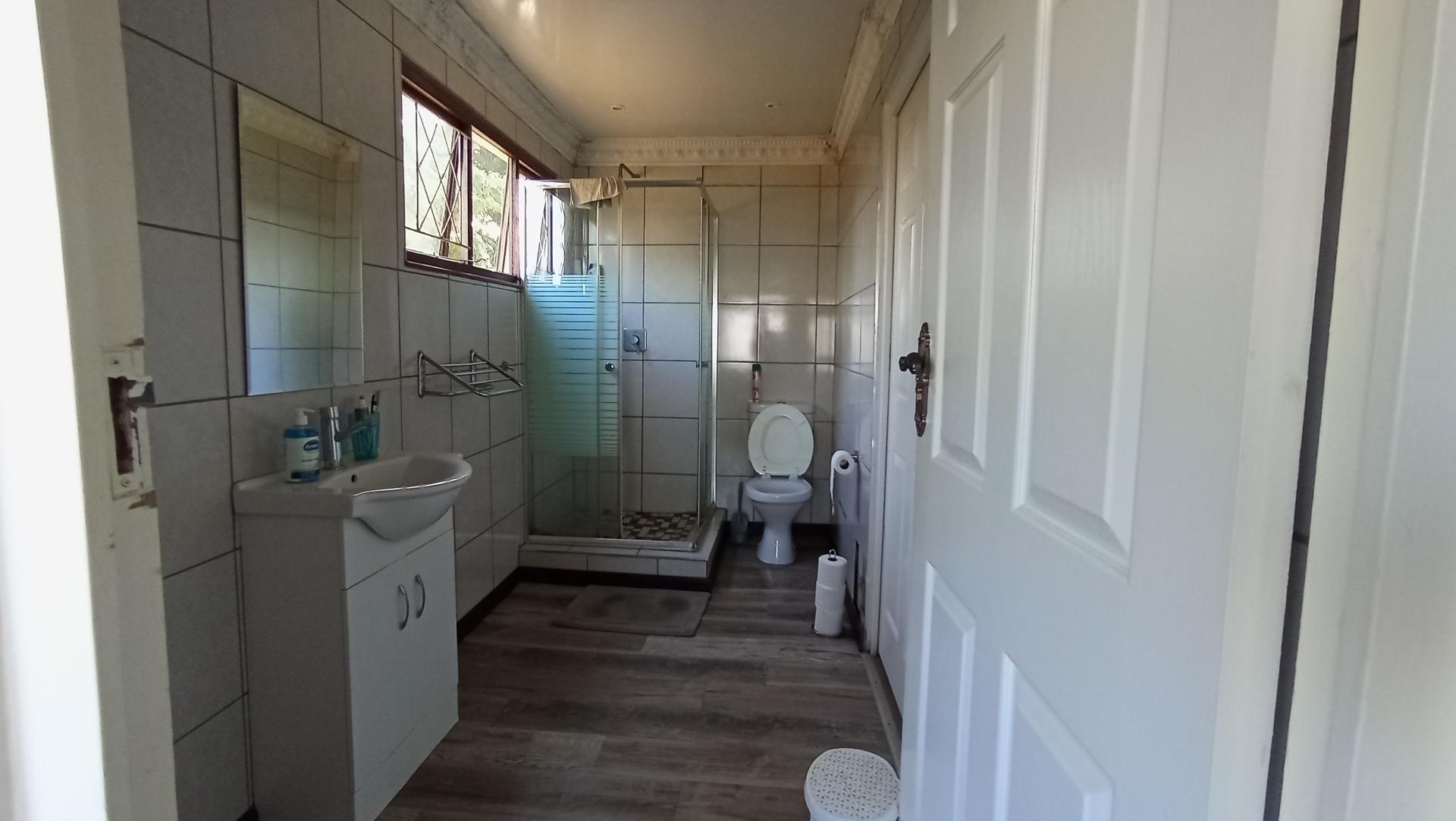 Bed Room 1 of property in Amanzimtoti 