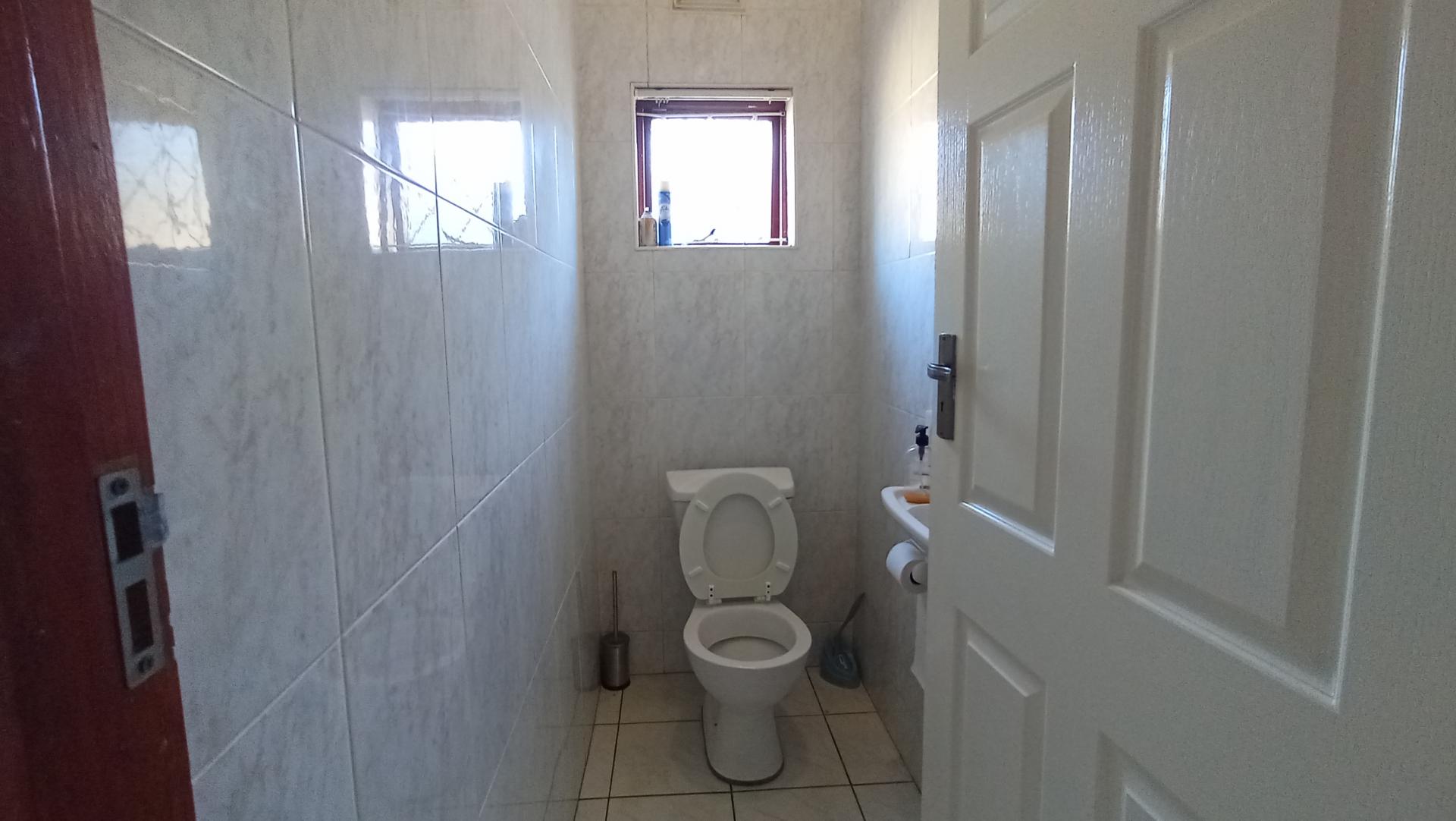 Bathroom 3+ of property in Amanzimtoti 