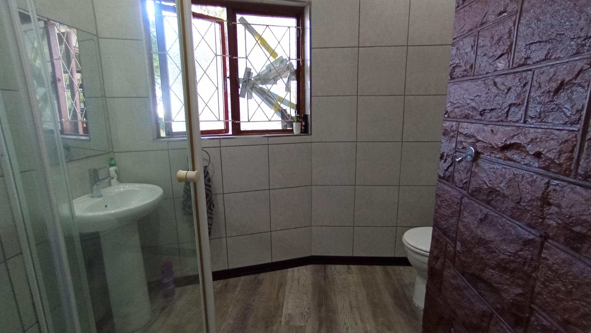Bathroom 2 of property in Amanzimtoti 