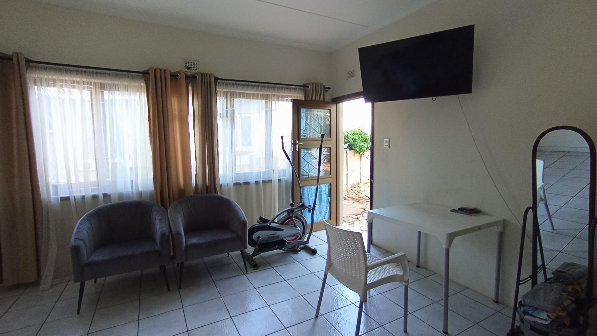 Main Bedroom of property in Amanzimtoti 