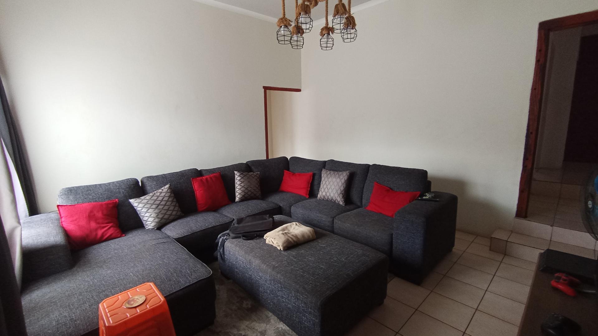 Lounges - 16 square meters of property in Amanzimtoti 