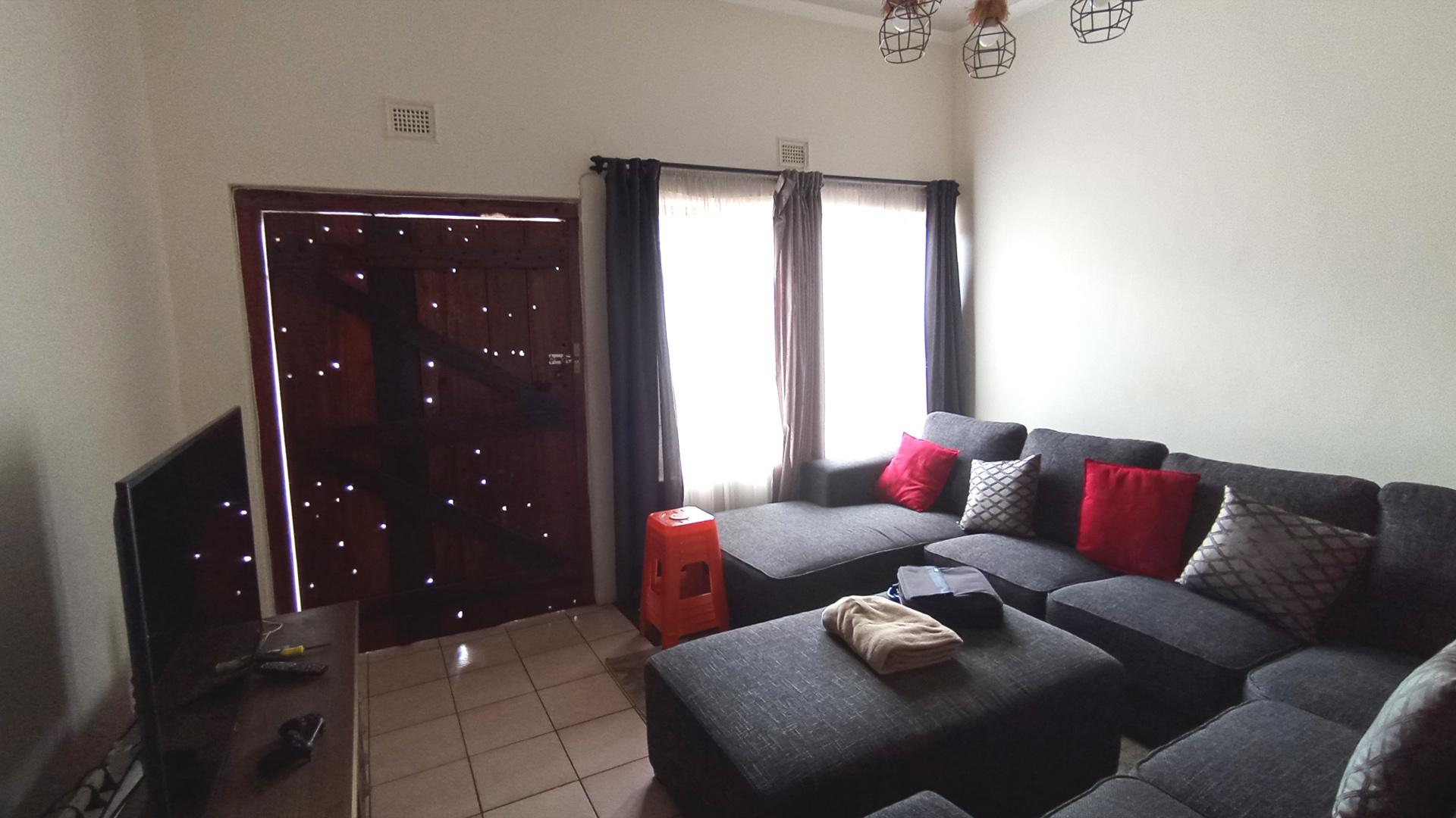 Lounges - 16 square meters of property in Amanzimtoti 