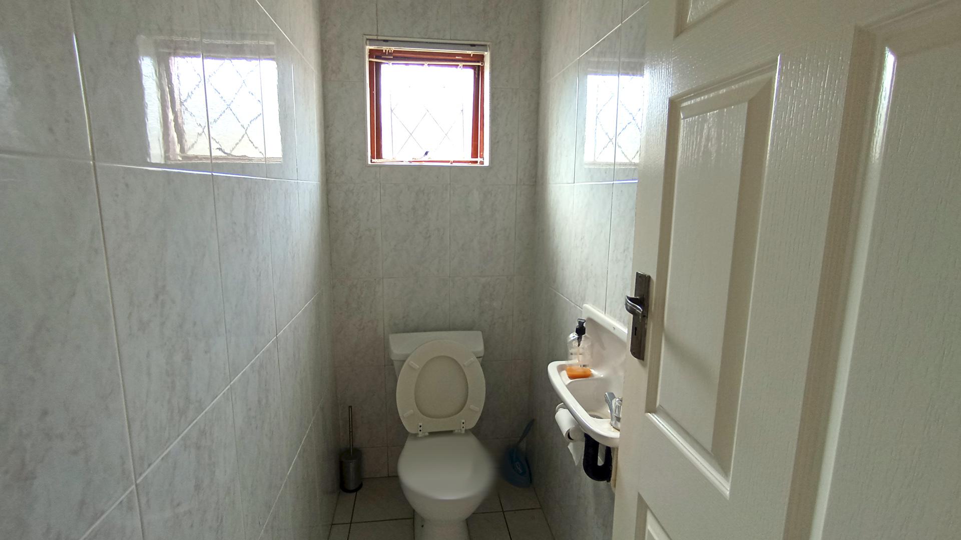 Guest Toilet - 3 square meters of property in Amanzimtoti 