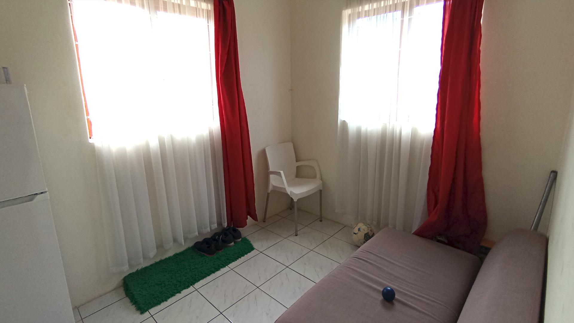 Bed Room 2 - 12 square meters of property in Amanzimtoti 