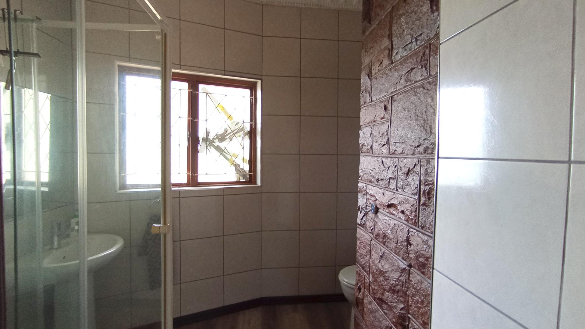 Main Bathroom - 11 square meters of property in Amanzimtoti 