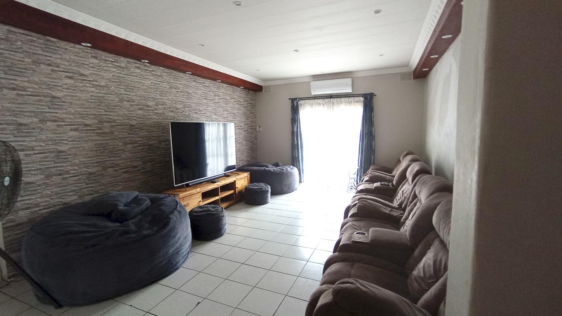TV Room - 17 square meters of property in Amanzimtoti 