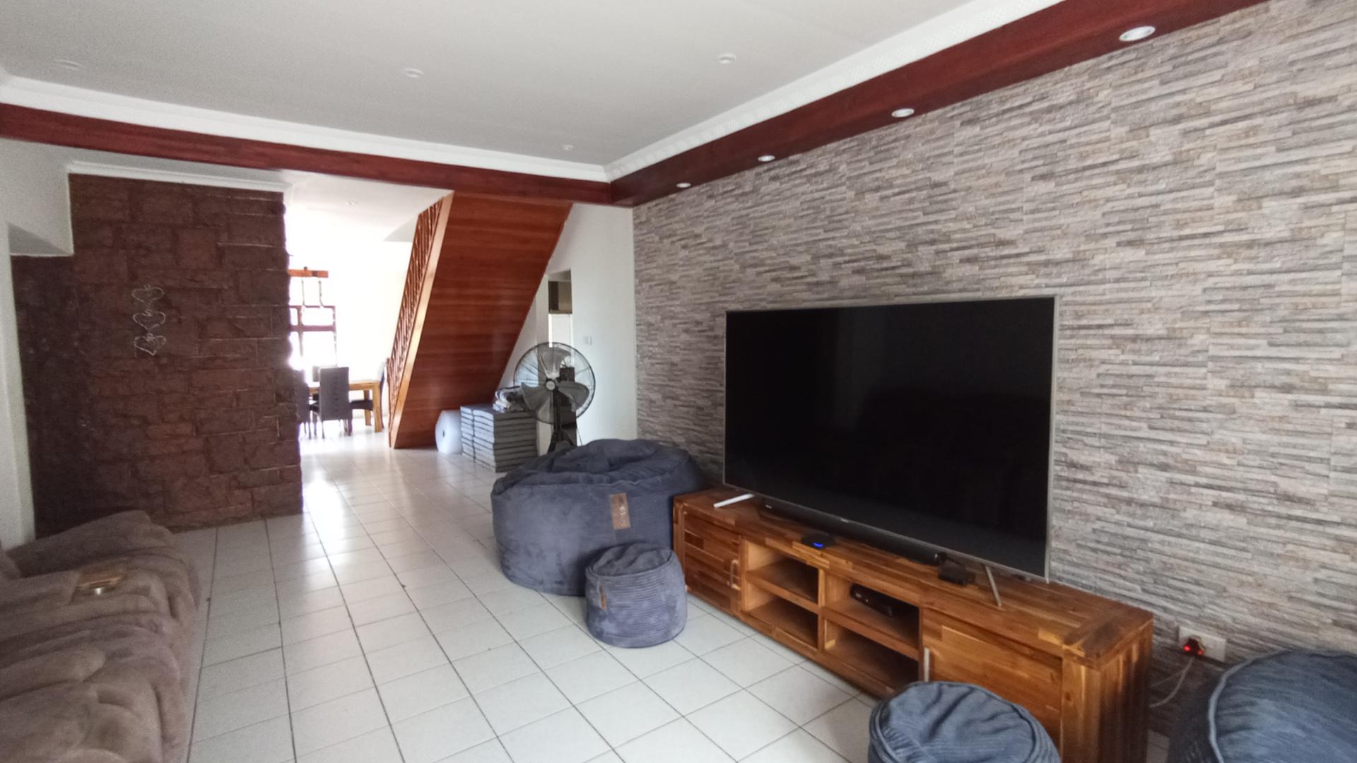 TV Room - 17 square meters of property in Amanzimtoti 