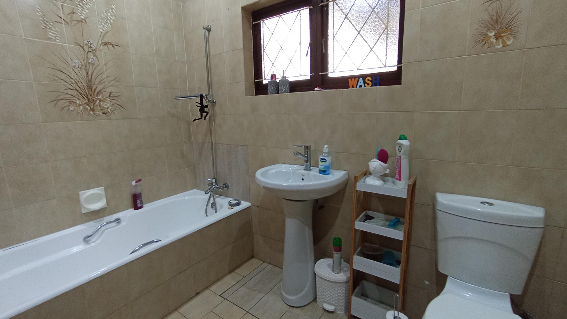 Bathroom 1 - 5 square meters of property in Amanzimtoti 