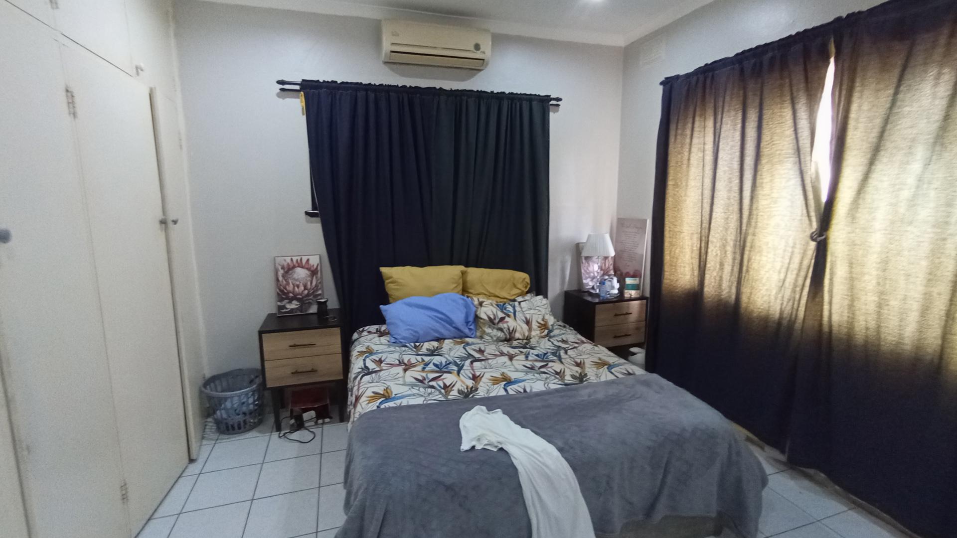 Bed Room 1 - 14 square meters of property in Amanzimtoti 