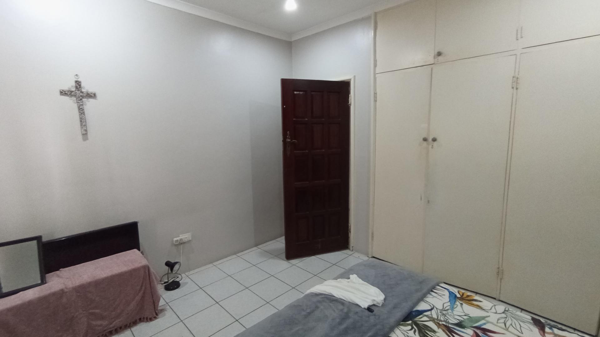 Bed Room 1 - 14 square meters of property in Amanzimtoti 
