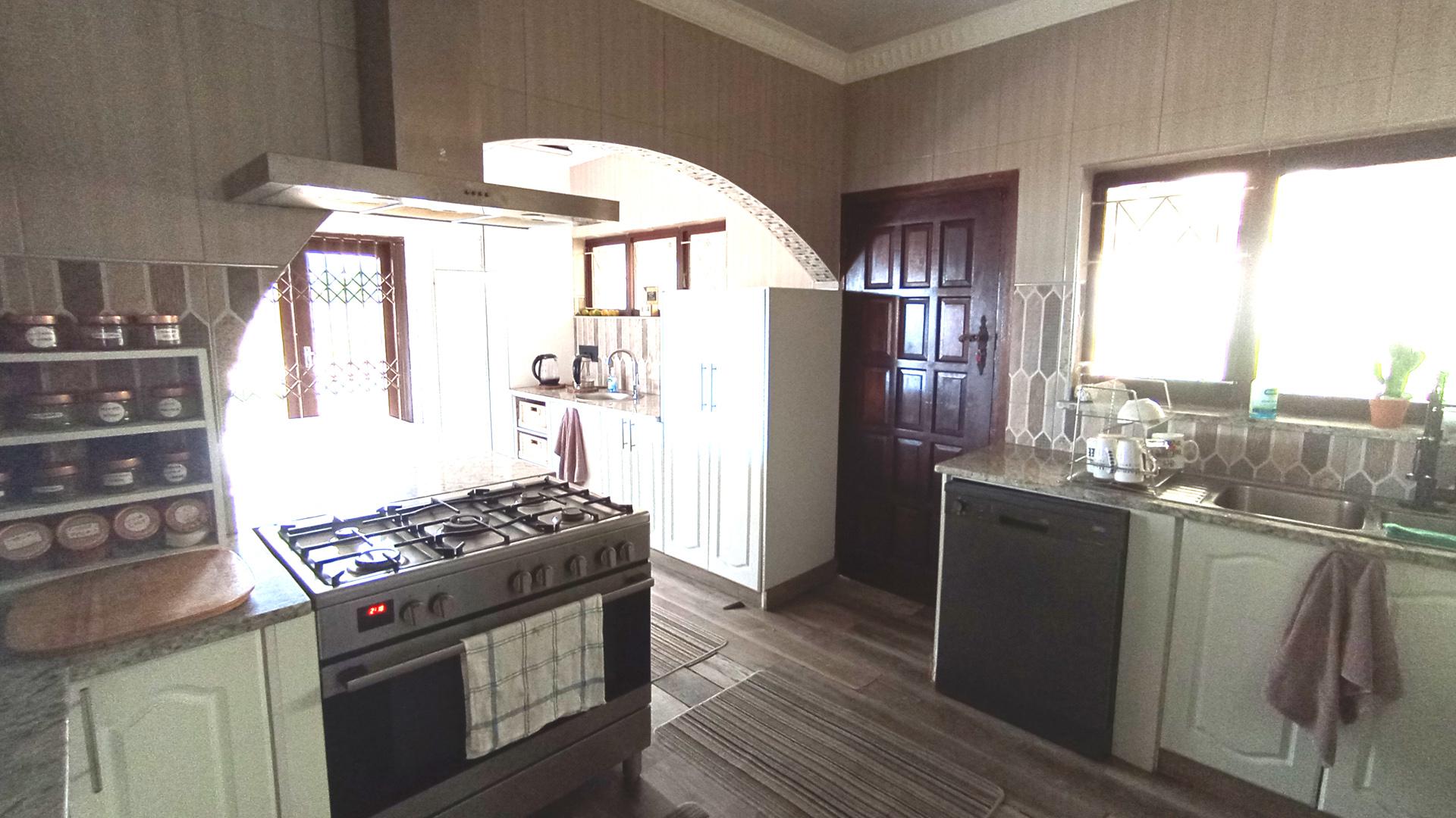 Kitchen - 22 square meters of property in Amanzimtoti 