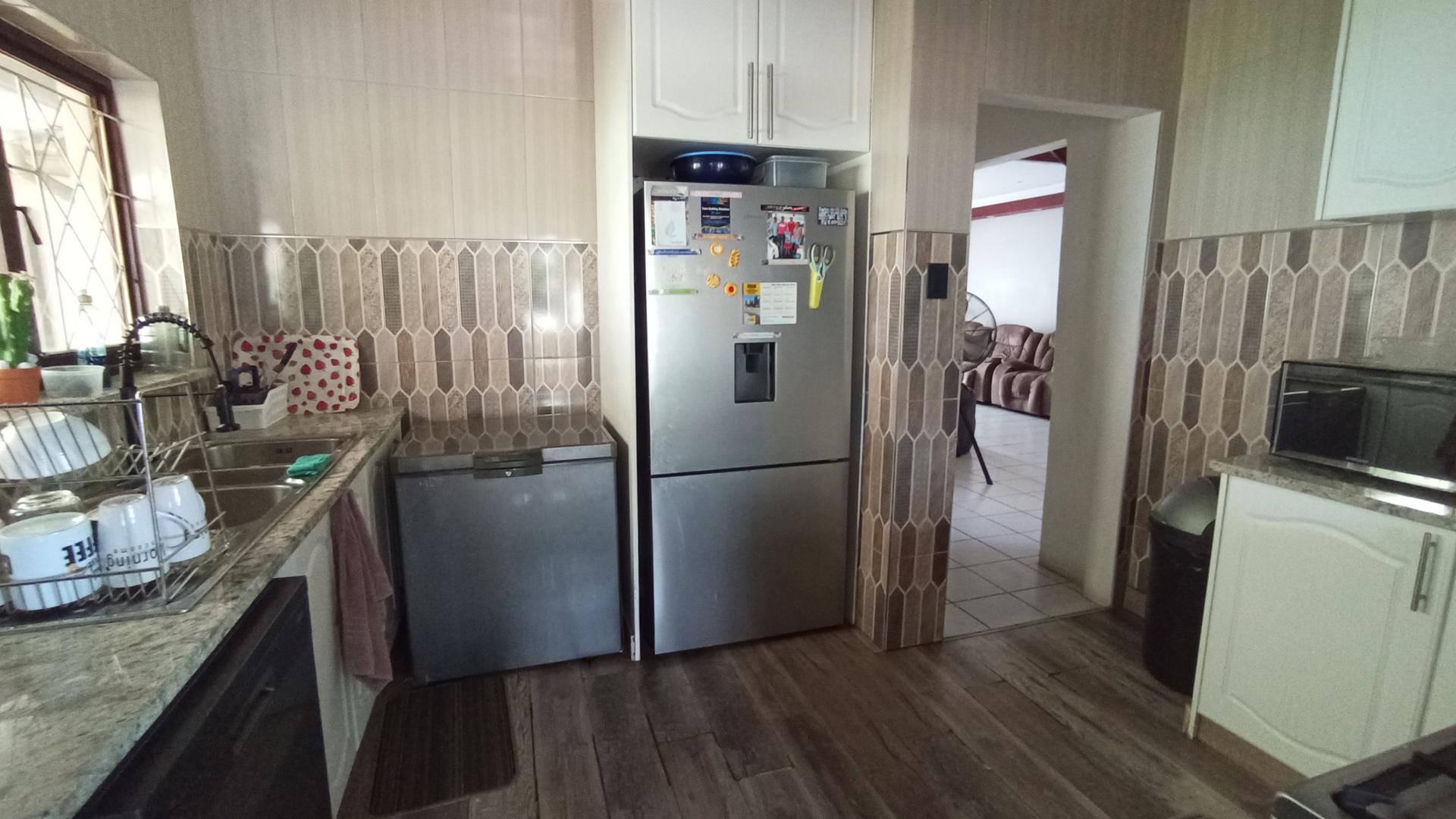 Kitchen - 22 square meters of property in Amanzimtoti 