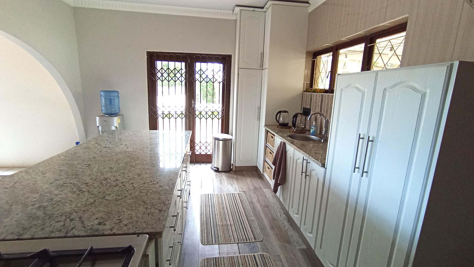Kitchen - 22 square meters of property in Amanzimtoti 