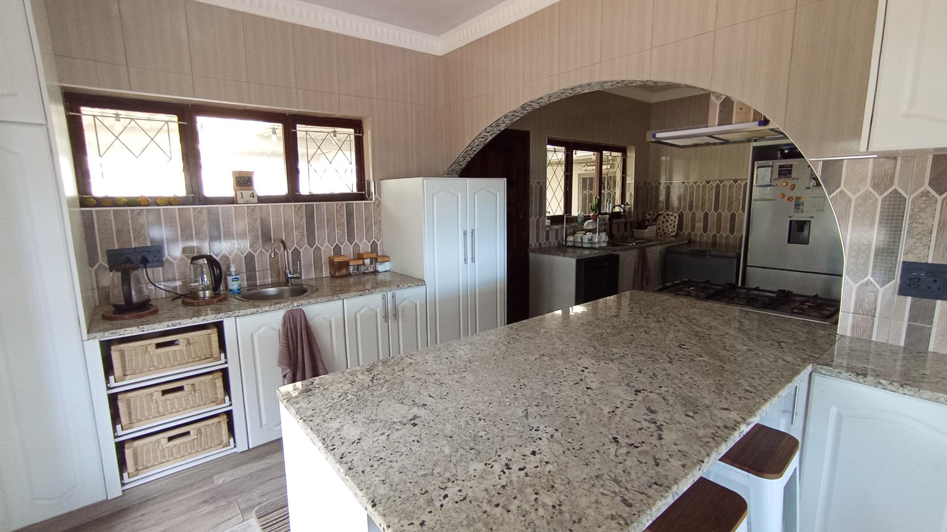 Kitchen - 22 square meters of property in Amanzimtoti 