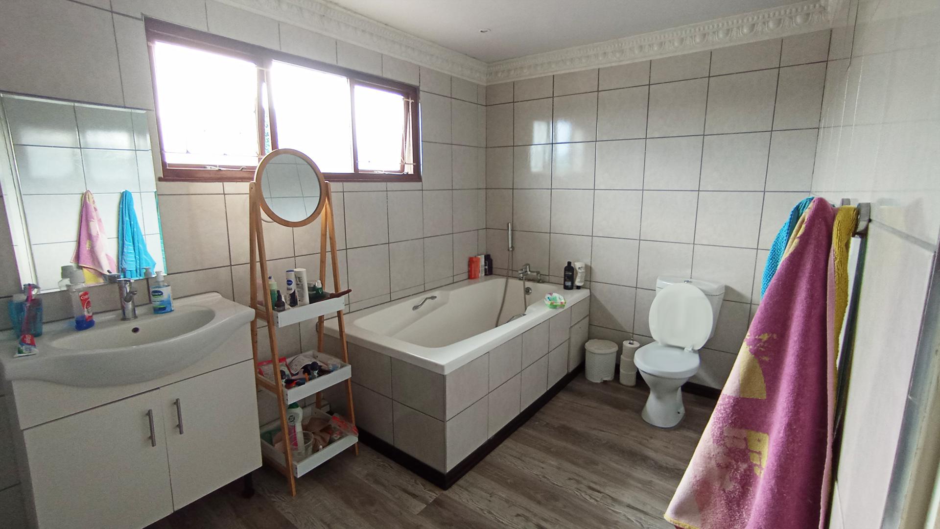Main Bathroom - 11 square meters of property in Amanzimtoti 