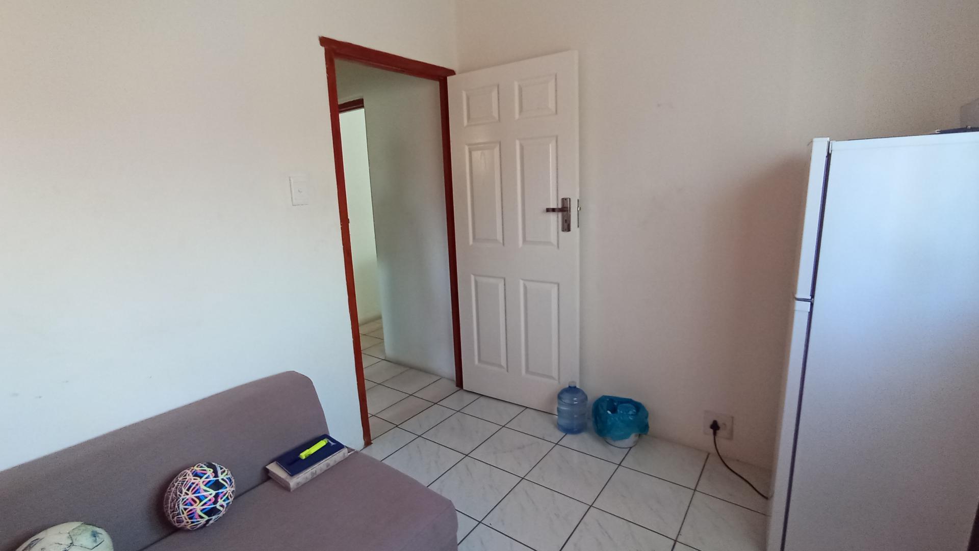 Bed Room 2 - 12 square meters of property in Amanzimtoti 