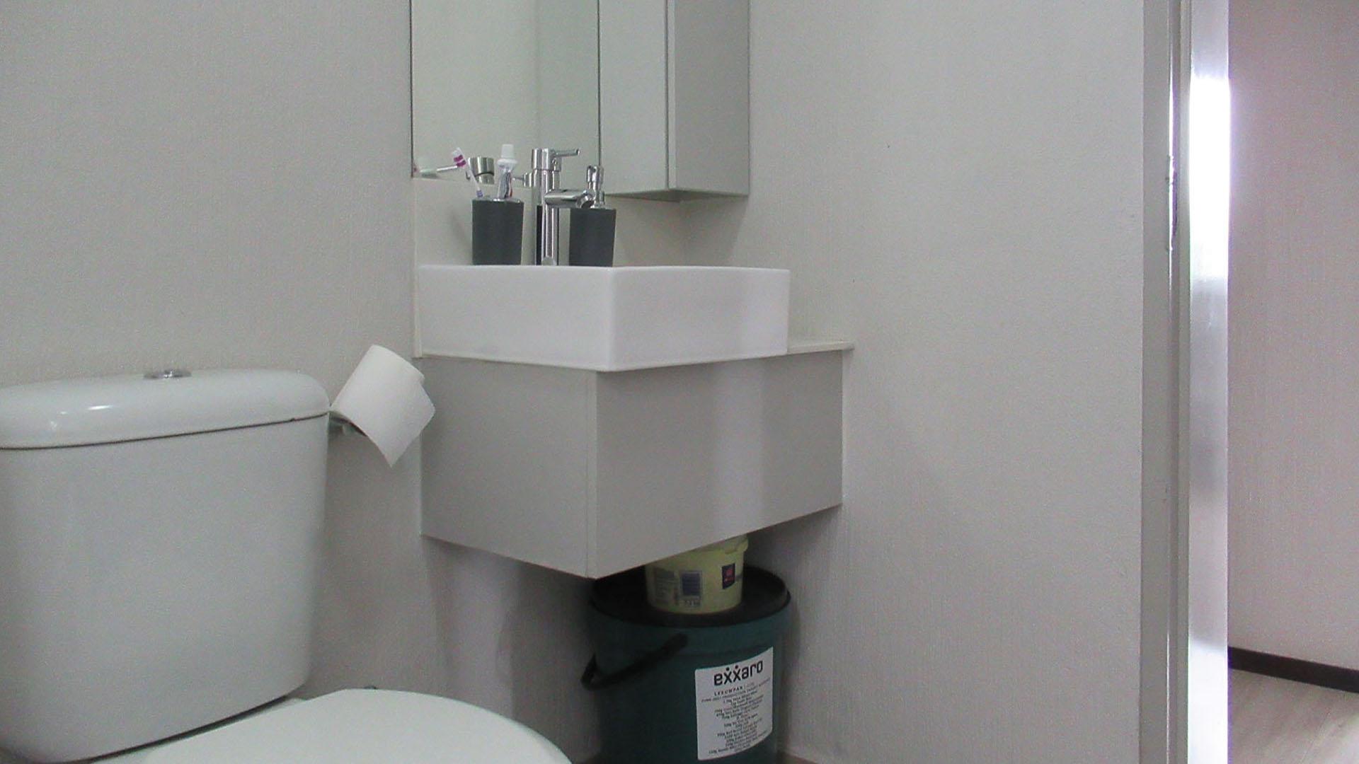 Bathroom 1 - 4 square meters of property in Broadacres