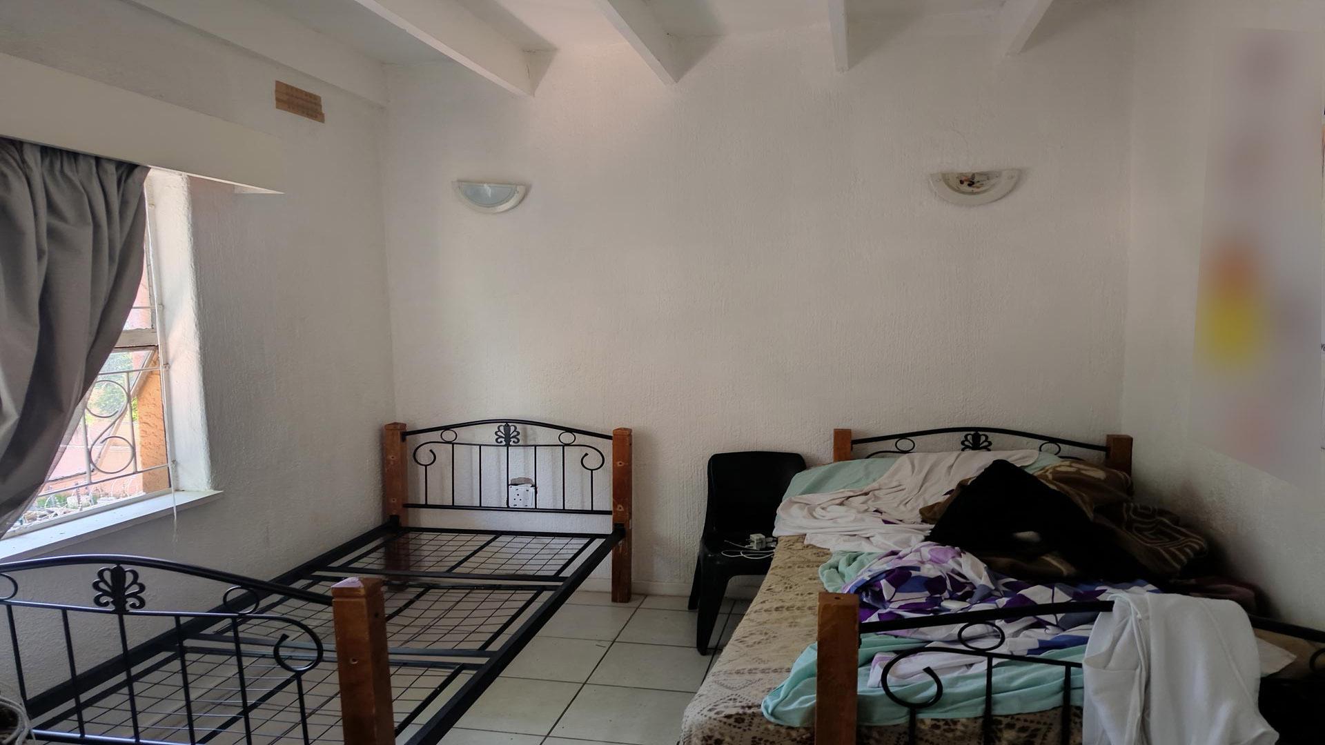 Bed Room 1 of property in Windsor West