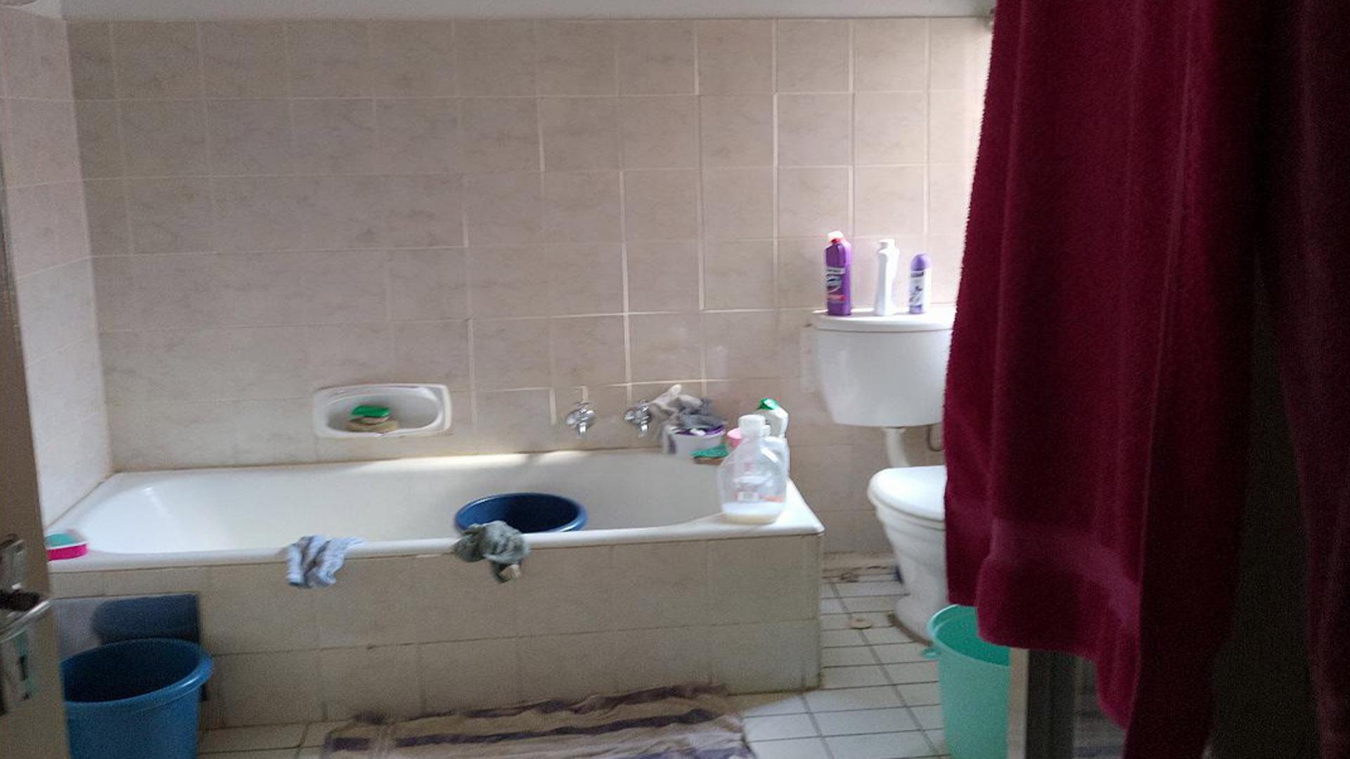 Bathroom 1 of property in Windsor West