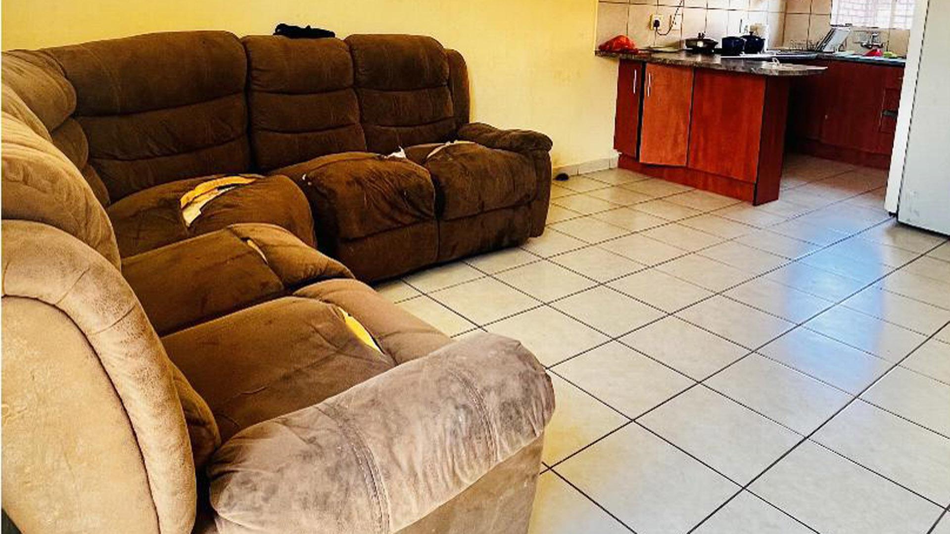 Lounges of property in The Orchards