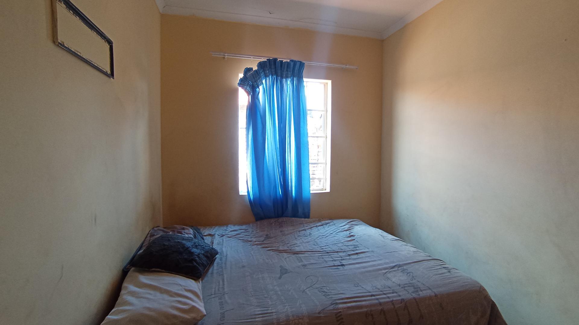 Bed Room 1 - 9 square meters of property in The Orchards