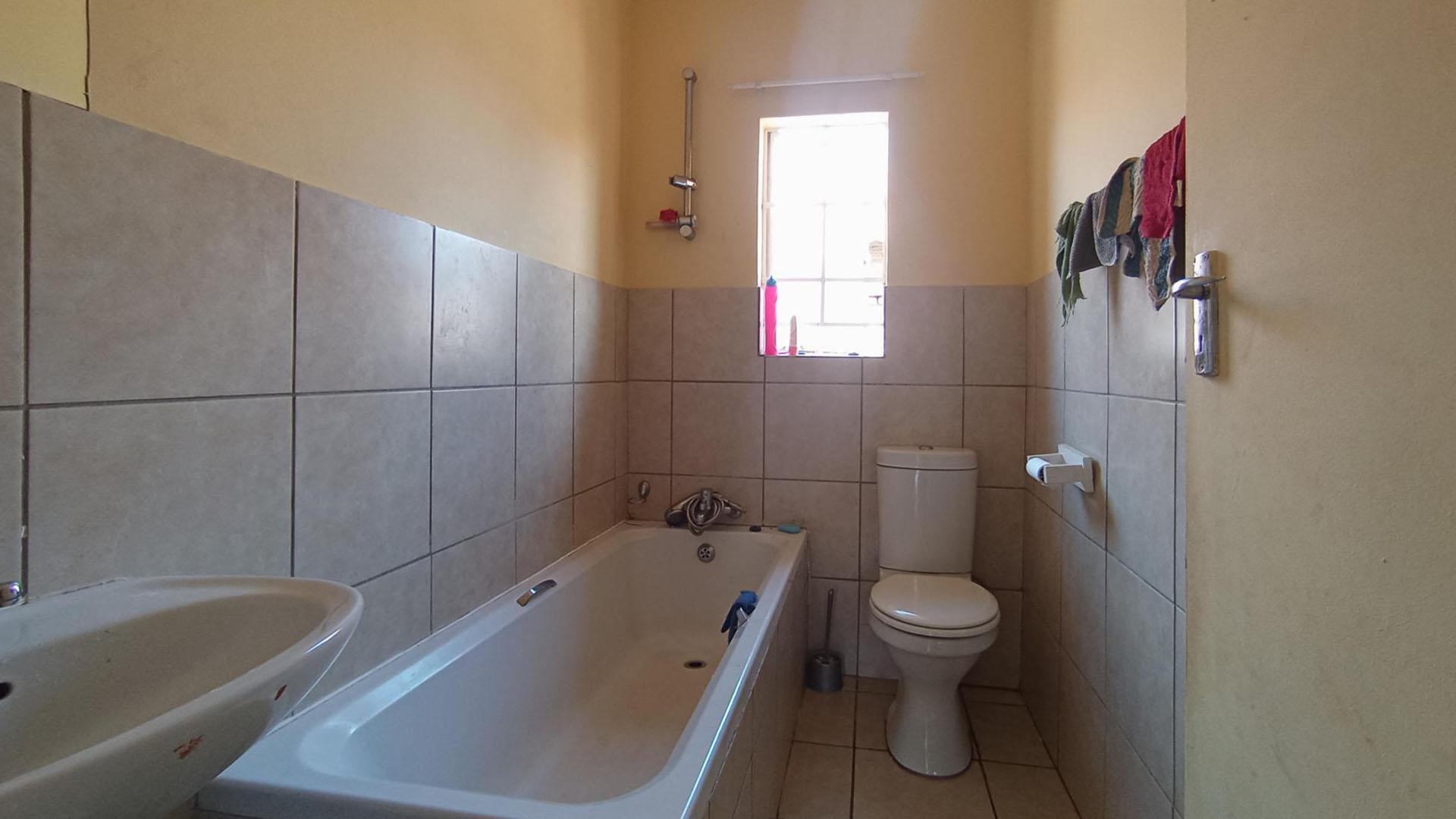 Bathroom 1 - 4 square meters of property in The Orchards