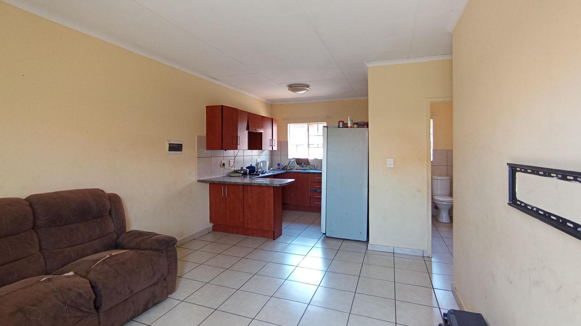 Lounges - 17 square meters of property in The Orchards