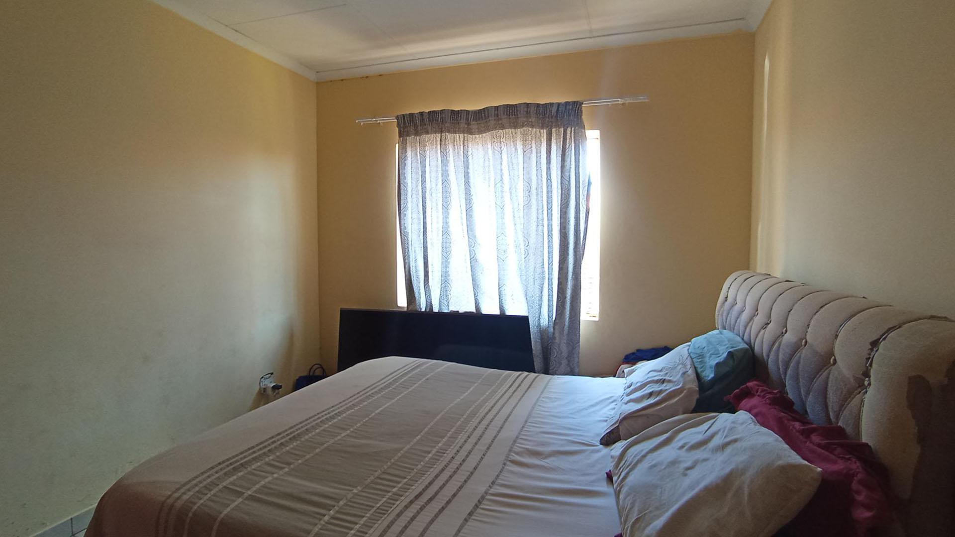 Bed Room 2 - 12 square meters of property in The Orchards