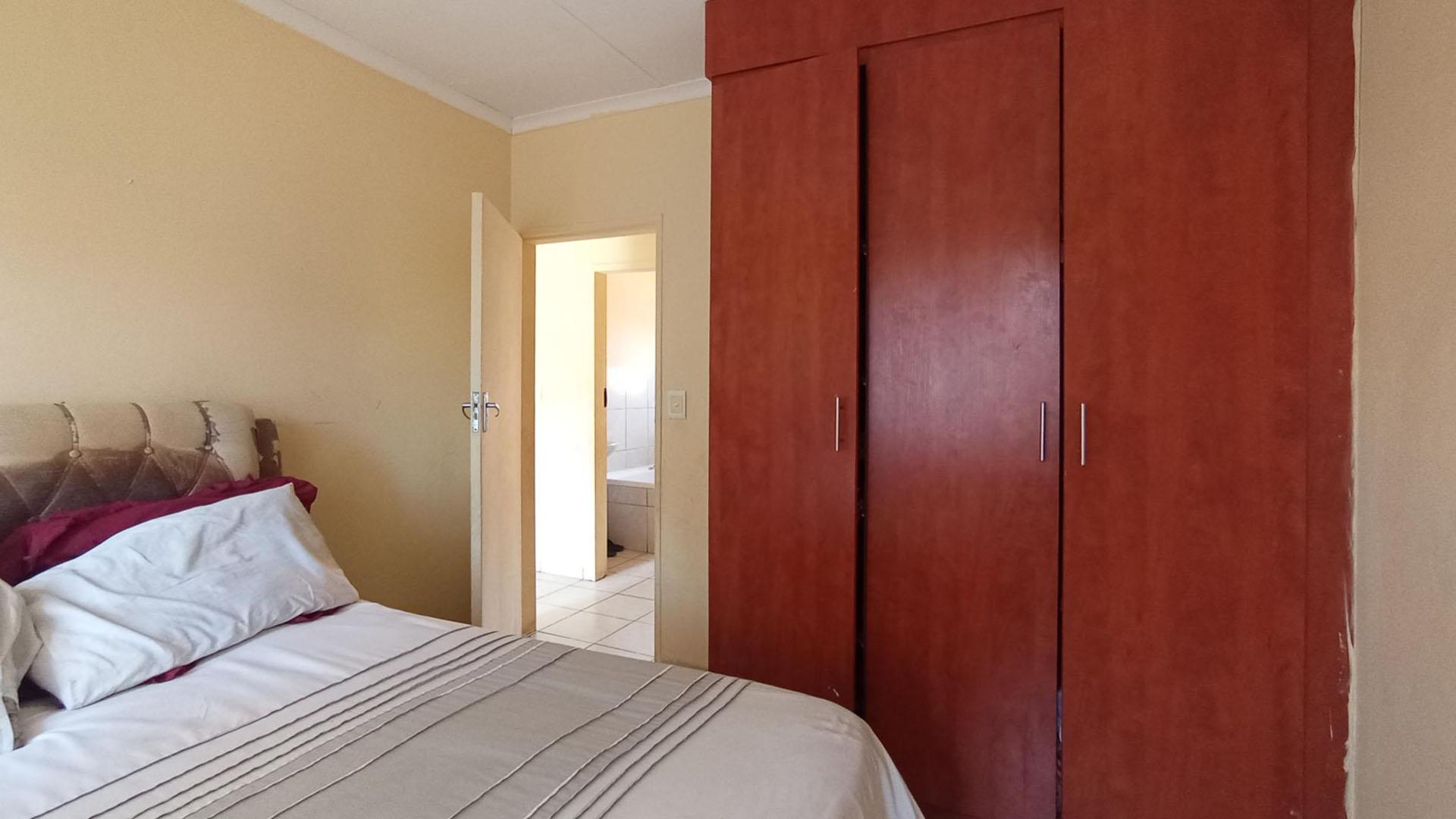 Bed Room 2 - 12 square meters of property in The Orchards