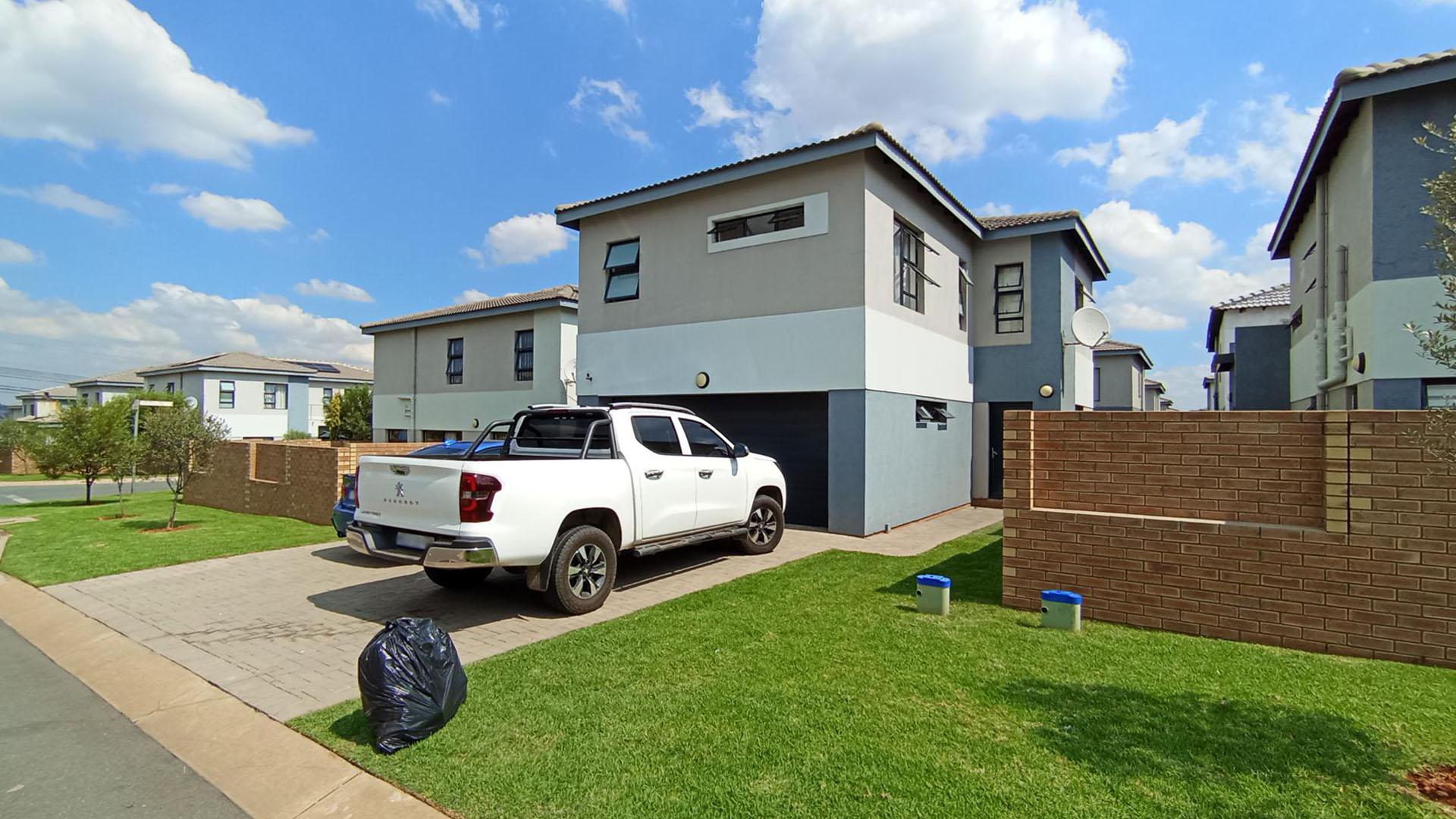 Front View of property in Rua Vista