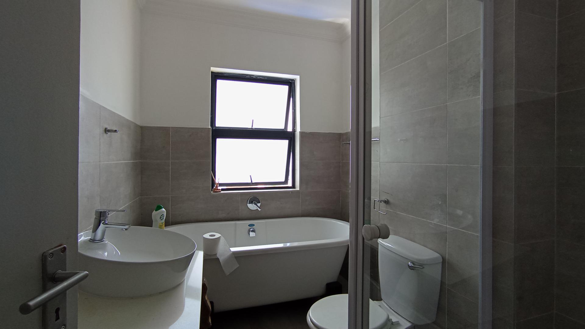 Bathroom 1 - 6 square meters of property in Rua Vista
